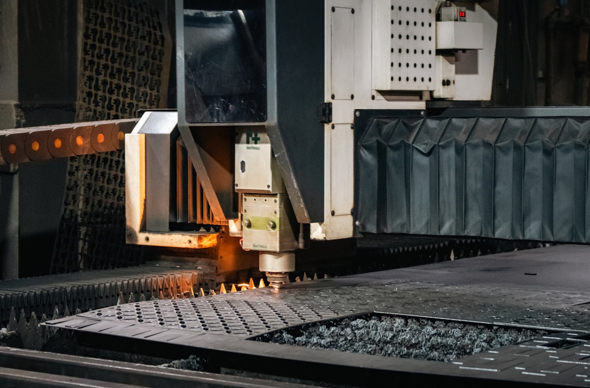 Utilaj industrial de debitare laser tăind tablă
